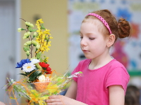 Fotografia: Uczestniczka warsztatów z koszyczkiem wiosennych kwiatów
